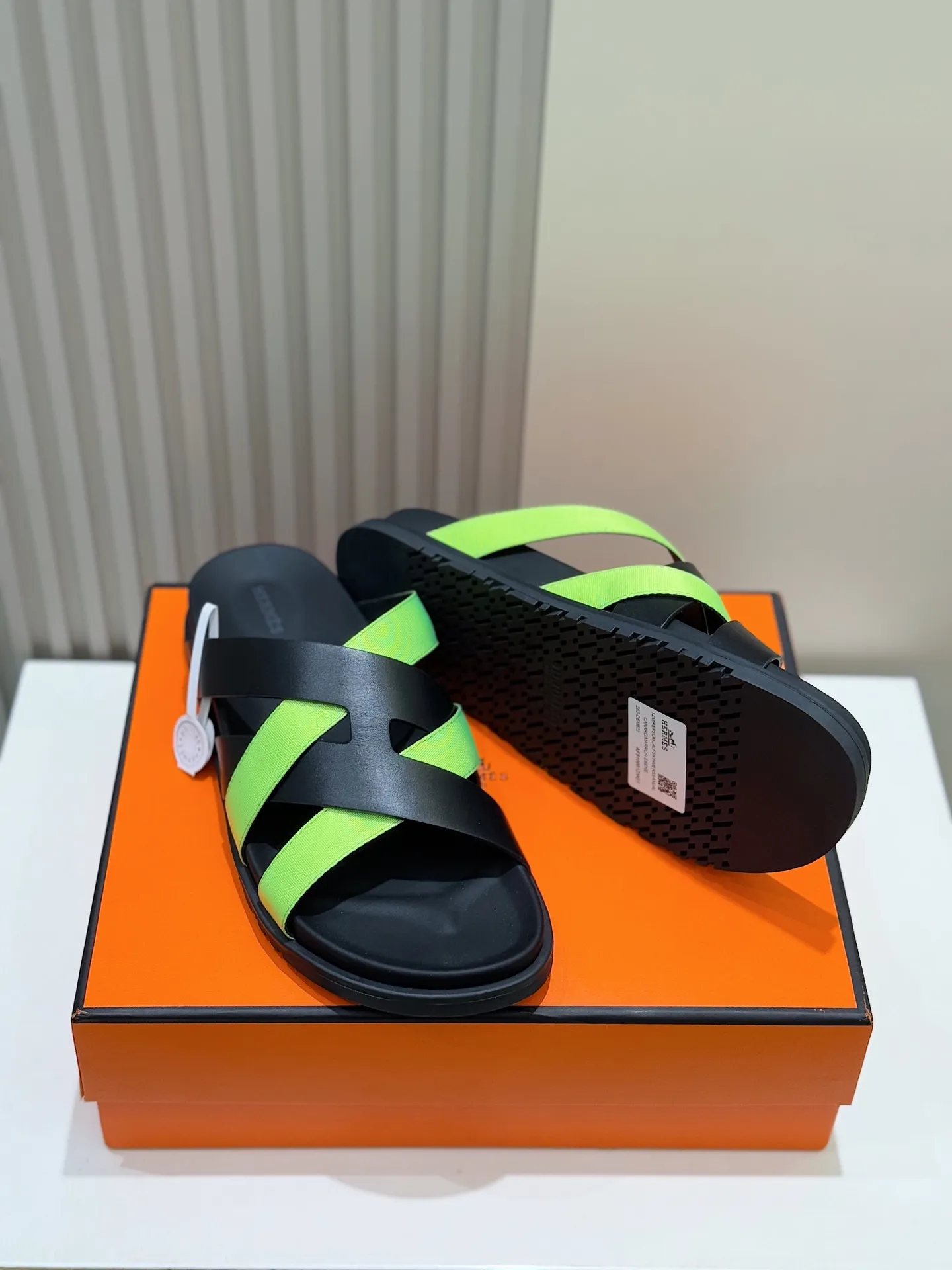 p300💰Men's Shoes Hermes Men's Kazimir Slippers - Top quality woven calfskin functional sandals with an intertwined upper inspired by the "H" iconic pattern to create a casual look, perfect for summer. Imported cowhide + cowhide lining + rubber outsole Size: 39-44 (customized at 38.45.46)
